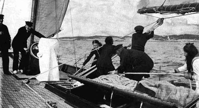 Torna a #Ostia la barca di Mussolini, la ‘fiamma nera’ recuperata dalle Fiamme Gialle di #Fiumicino