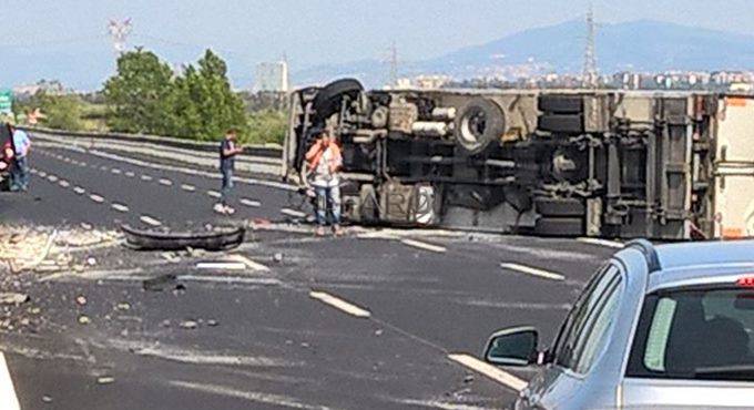 Incidente sulla Roma-Fiumicino, camion si ribalta, Fiumicino strangolata dal traffico