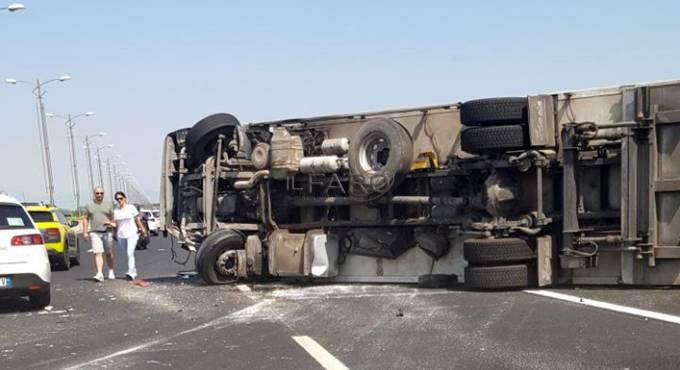 Incidente sulla Roma-Fiumicino, camion si ribalta, Fiumicino strangolata dal traffico