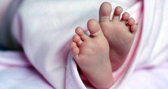 Fiumicino, parto prematuro in via Bombonati: mamma e bimba salvate dall’Ares 118