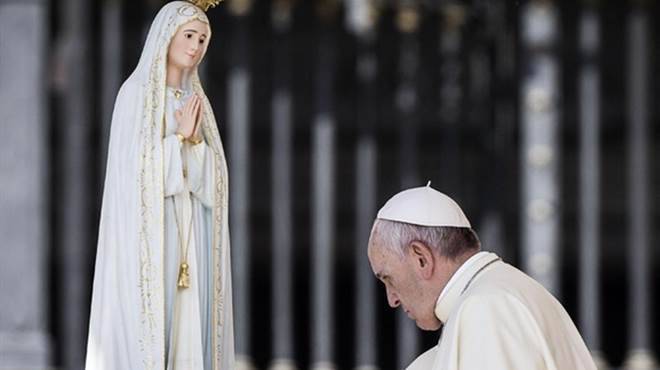 Il Papa a #Fatima, per quasi tutti Maria è un manto che protegge