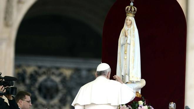 Il Papa a #Fatima, per quasi tutti Maria è un manto che protegge