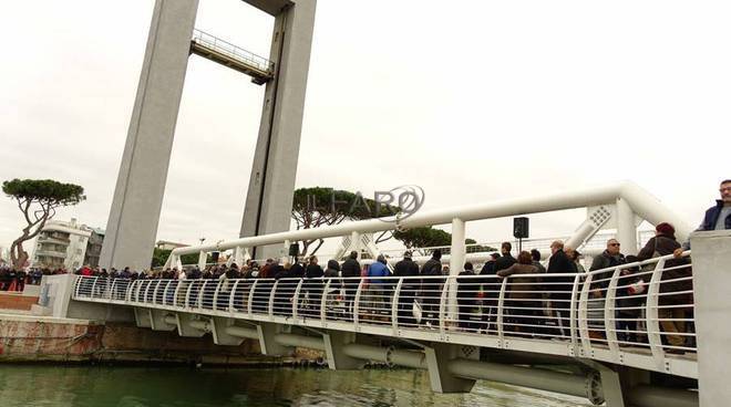 #Fiumicino, nuovi orari per il sollevamento del ‘2 giugno’ e della passerella pedonale