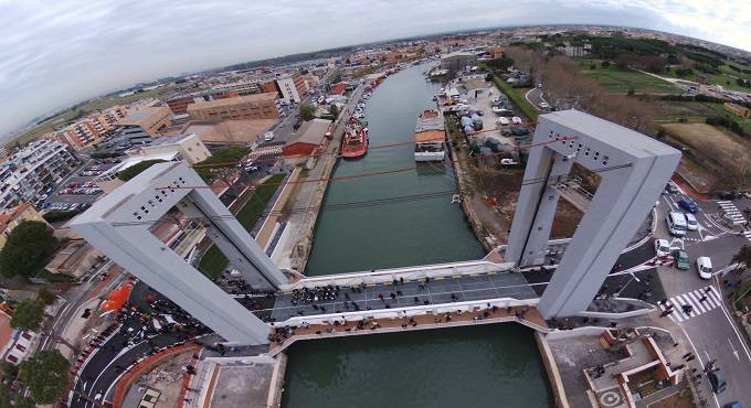 Mercato del sabato e apertura del ponte paralizzano Fiumicino