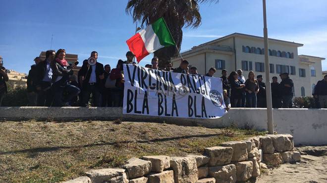 La Raggi apre la stagione balneare a #Ostia, Il Faber Beach torna all’Istituto nautico