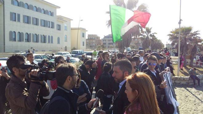 La Raggi apre la stagione balneare a #Ostia, Il Faber Beach torna all’Istituto nautico