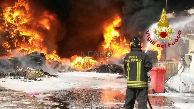Maxi incendio a #Pomezia, per Santori ‘nessun numero d’emergenza funzionante’