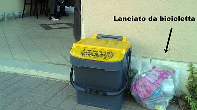#Fiumicino #rifiuti, l’ultima trovata del lancio del sacchetto… differenziato