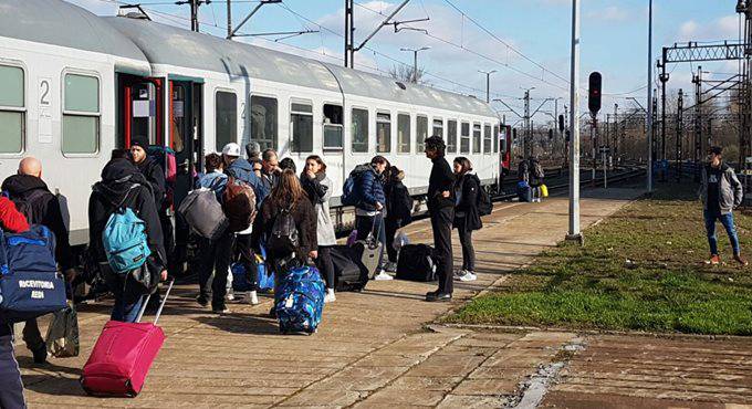 Salire su un treno per andare a scuola… la polizia spiega a #Ladispoli come evitare i pericoli