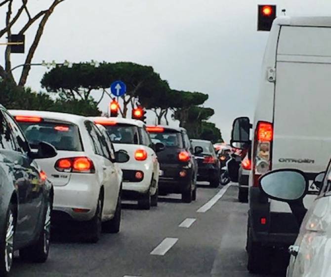 Traffico congestionato verso Ostia e su via dell’Aeroporto di Fiumicino