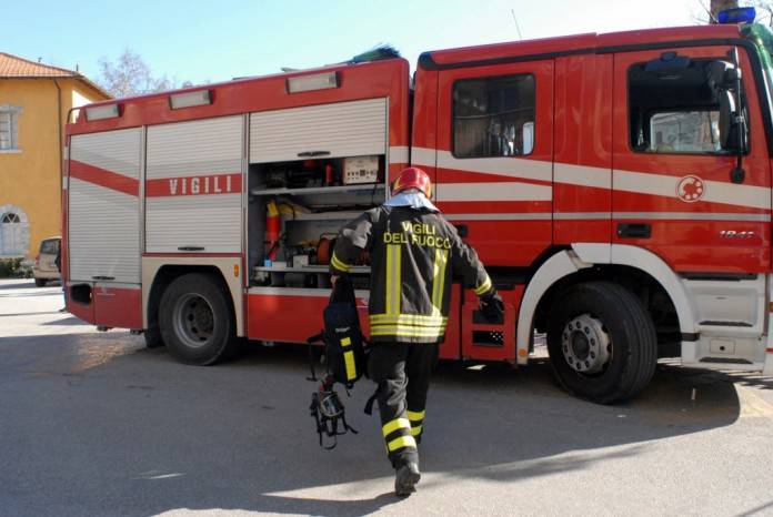 San Felice Circeo, auto si schianta contro un albero e va in fiamme, intervengono i vigili del fuoco