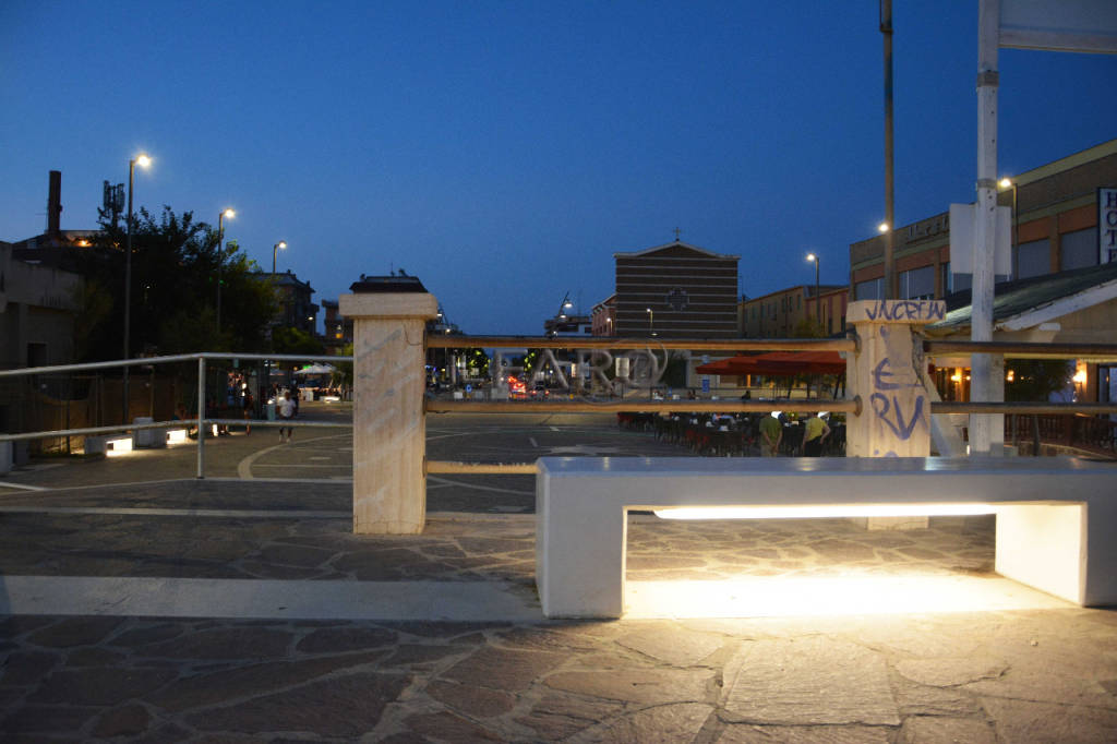 Belvedere di #Torvaianica, installate 12 nuove panchine luminose