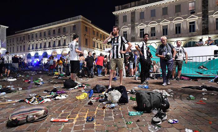 Cede una ringhiera in piazza San Carlo a #Torino, scatta il panico terrorismo, è il caos