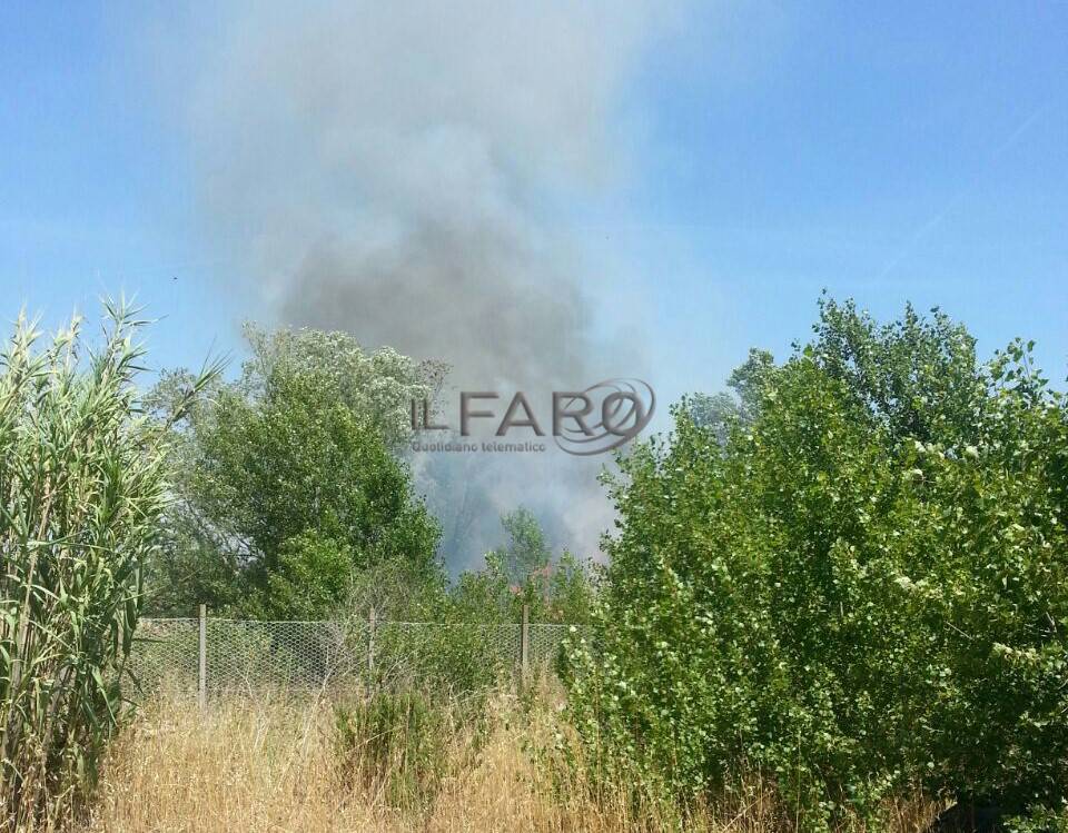 Vasto incendio a #Maccarese, le fiamme minacciano le abitazioni