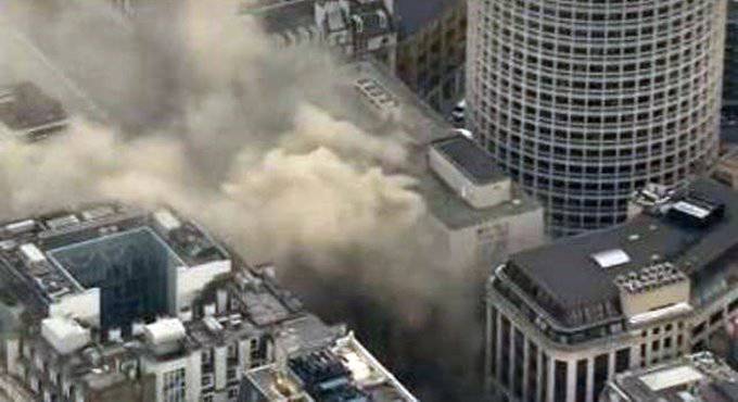 Inferno di cristallo a #Londra, in fiamme un grattacielo