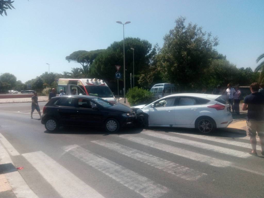 #Fiumicino, frontale su via Coni Zugna, un ferito