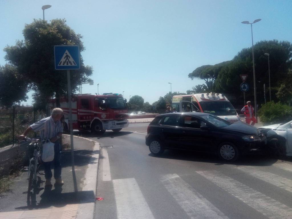#Fiumicino, frontale su via Coni Zugna, un ferito