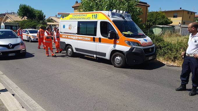 Scontro con ambulanza su via Passo Buole