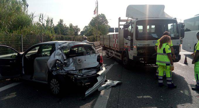 Incidente sulla Roma-Fiumicino, camion contro un’auto, ferita una  donna