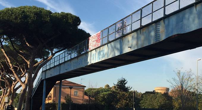Stazione di Ostia antica, rimosso il pino sul ponte pedonale, Possanzini (Si) ‘rimane il problema delle barriere architettoniche’