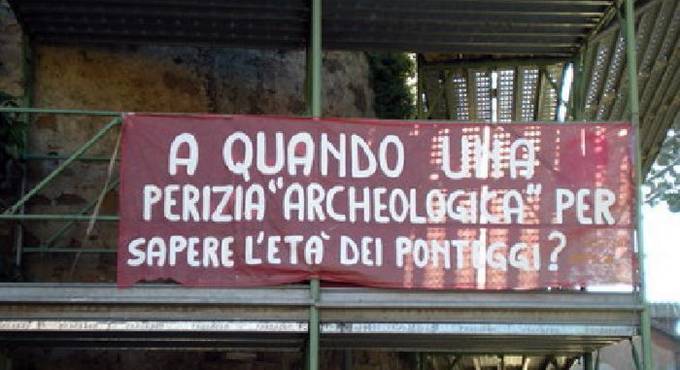 protesta striscione ponteggi Ostia antica