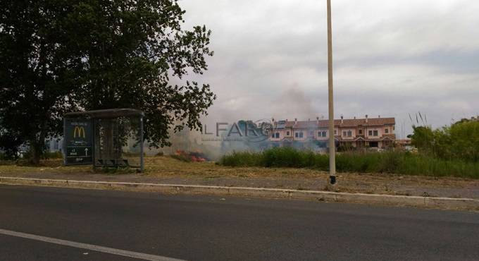 #Fiumicino, ancora un incendio accanto al Baffi, in pericolo le case