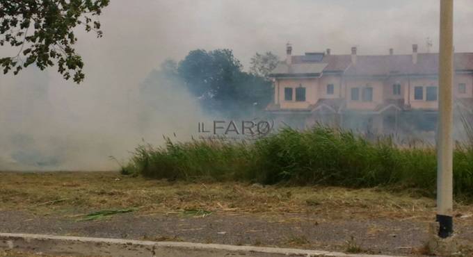 #Fiumicino, ancora un incendio accanto al Baffi, in pericolo le case