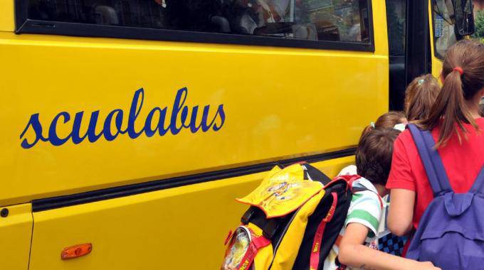 Fiumicino, la Lega denuncia: “Bambini ‘prigionieri’ negli scuolabus per quasi due ore”