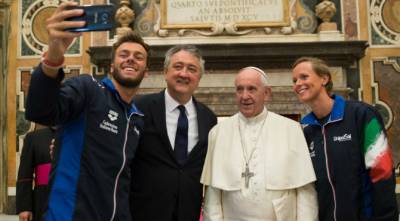 Il Papa riceve gli atleti del Sette Colli, ‘Il vostro sport si fa liquido in acqua, ma non lo è. E’ solido. Richiede impegno e forza d’animo’