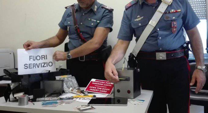 Bancomat ‘fuori servizio’, il trucco per clonare carte, due arresti a #Pomezia
