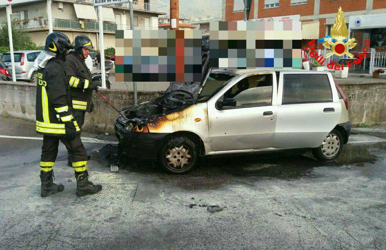 #Formia, auto incendiata in via De Gasperi, intervenuti i vigili del fuoco