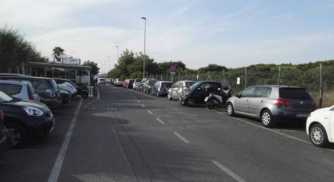 caos al villaggio dei pescatori a Fregene