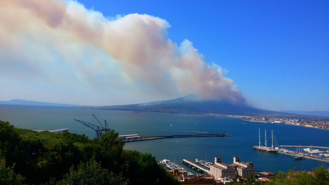 Il #Vesuvio in fiamme, evacuazioni e paura