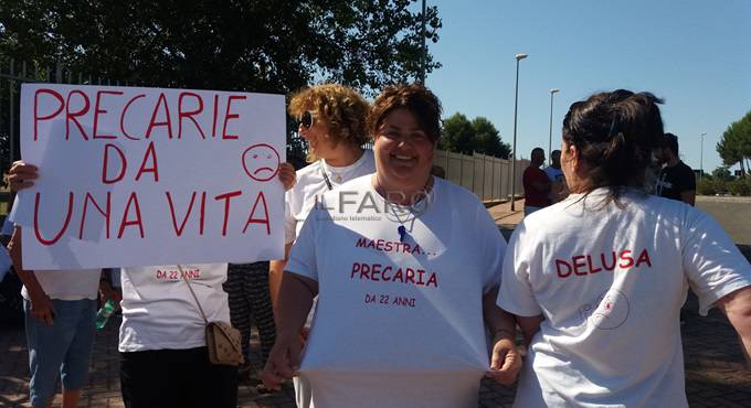 Maestre precarie a #Fiumicino, marcia di protesta per il diritto ad esistere