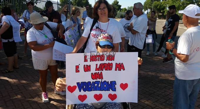 Maestre precarie a #Fiumicino, marcia di protesta per il diritto ad esistere