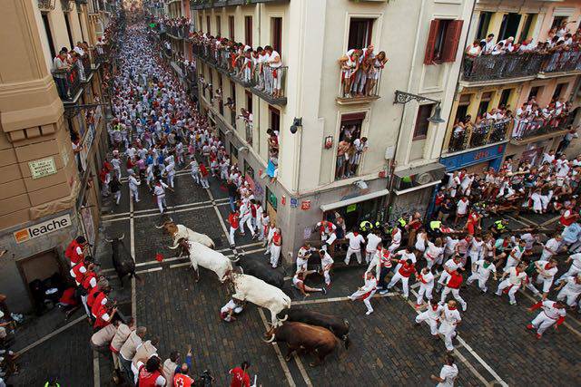 Pamplona, la folla corsa dei corridori che gioca al matador