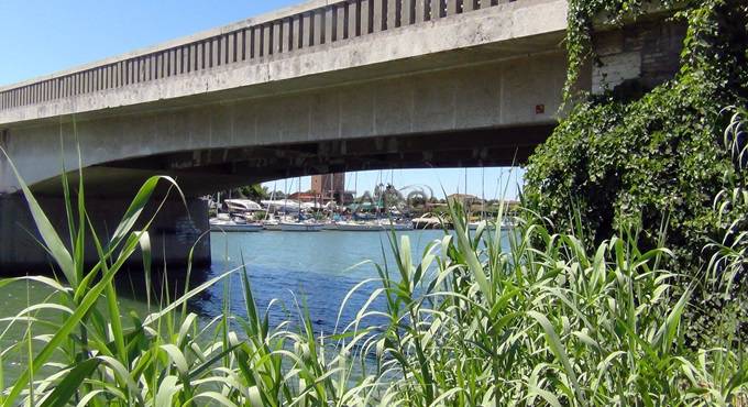 Chiuso il Ponte della Scafa, traffico in tilt e pendolari in protesta