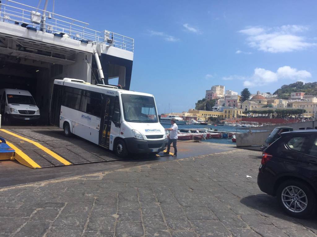 #Ponza, svolta nel trasporto pubblico per turisti e residenti con mezzi non inquinanti, aria condizionata e corse puntuali