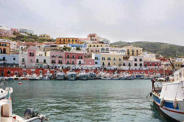 Movida sfrenata a Frontone: scatta la protesta dei barcaioli di Ponza