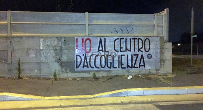 ‘No al centro di accoglienza’, striscioni nella notte a #Fiumicino