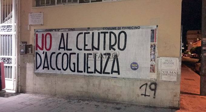 ‘No al centro di accoglienza’, striscioni nella notte a #Fiumicino