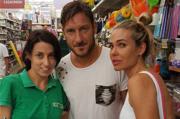 Anche i vip fanno la spesa… Francesco Totti e Ilary Blasi fotografati in supermercato di #Sabaudia