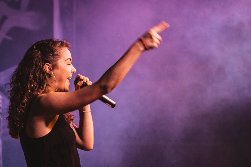 Viola, giovane rapper e cantante di #Ostia racconta l’inno dei Soci@l Days