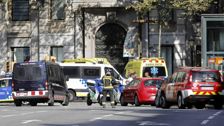 Attentato a Barcellona, furgone sulla Rambla, morti e feriti