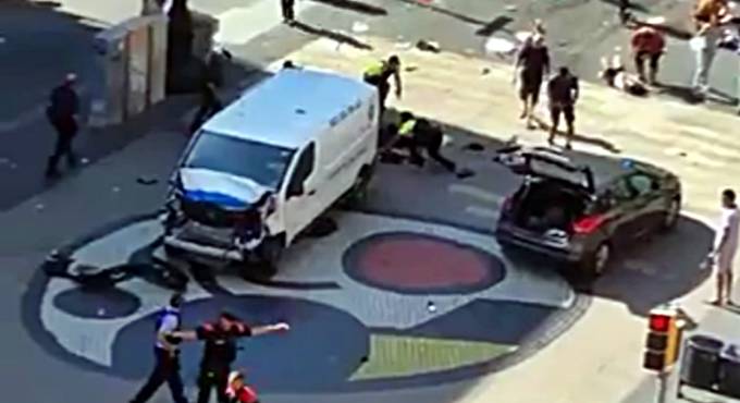 Attentato a Barcellona, furgone sulla Rambla, morti e feriti