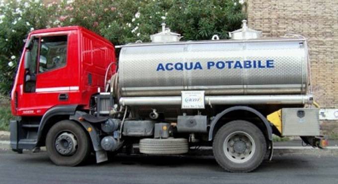 Montagnano, stop alle autobotti di acqua potabile: i cittadini in protesta sotto al Comune