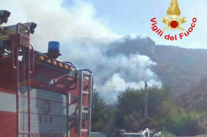 Inferno di fuoco a #Terracina, le fiamme sfiorano le abitazioni