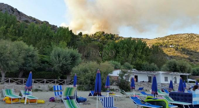 #Terracina assediata dagli incendi, le fiamme ‘mangiano’ il promontorio