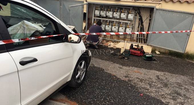 Si schianta contro le auto parcheggiate in via Doberdò a #Fiumicino, distrutta una centralina del gas