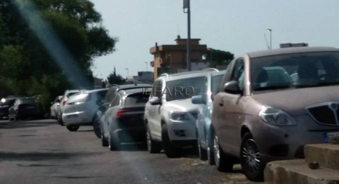 A #Fiumicino in estate spuntano parcheggi ovunque. Chi controlla?